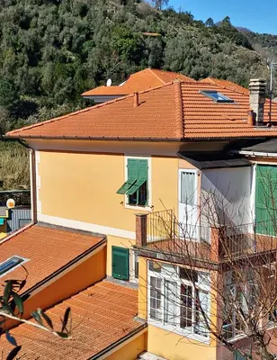 Vista generica sulle montagne o vista sulle montagne dall'interno dell'appartamento