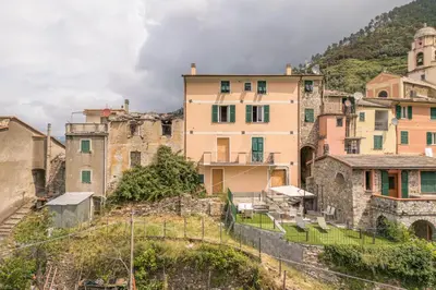 Vista generica sulle montagne o vista sulle montagne dall'interno dell'appartamento