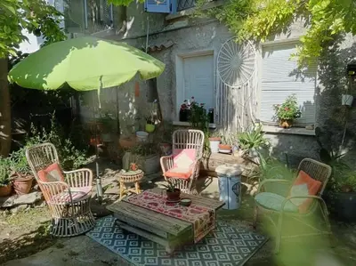 Giardino di Casa Artemisia lungo il fiume con giardino privato