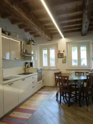 Cucina o angolo cottura di Casa Artemisia lungo il fiume con giardino privato
