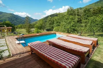 Vista generica sulle montagne o vista sulle montagne dall'interno della casa vacanze