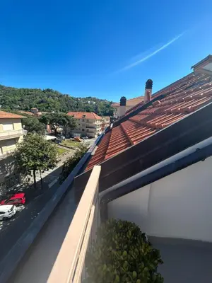 Vista generica sulle montagne o vista sulle montagne dall'interno dell'appartamento