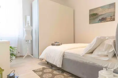 Letto o letti in una camera di ROSSENA HOME tranquillo appartamento, con giardino, vicino al centro ed all'Ospedale Santa Maria Nuova SMN