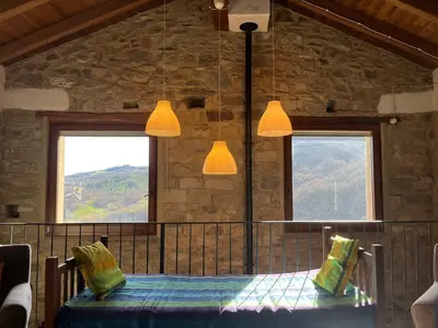 Vista generica sulle montagne o vista sulle montagne dall'interno della villa