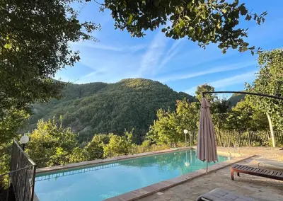 Vista generica sulle montagne o vista sulle montagne dall'interno della villa