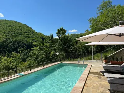 Vista generica sulle montagne o vista sulle montagne dall'interno della villa