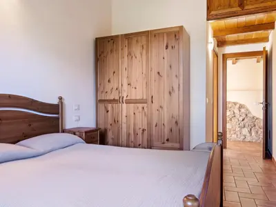 Letto o letti in una camera di Tranquil Village Stay with Fireplace