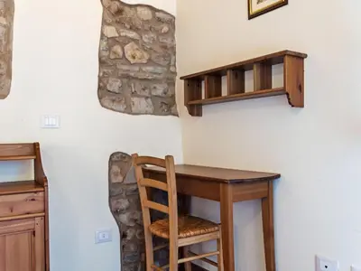Letto o letti a castello in una camera di Tranquil Village Stay with Fireplace