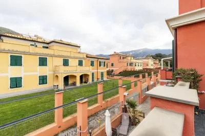 Vista generica sulle montagne o vista sulle montagne dall'interno dell'appartamento