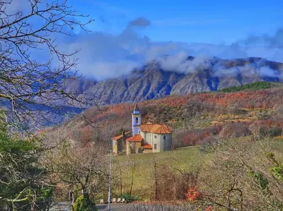 Vista generica sulle montagne o vista sulle montagne dall'interno dell'appartamento