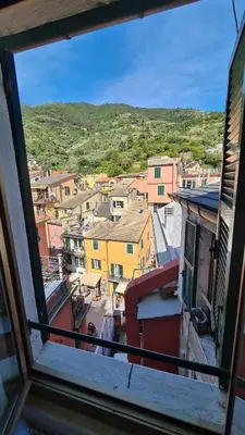 Vista generica sulle montagne o vista sulle montagne dall'interno dell'appartamento