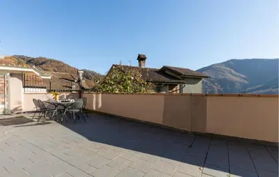 Vista generica sulle montagne o vista sulle montagne dall'interno della casa vacanze