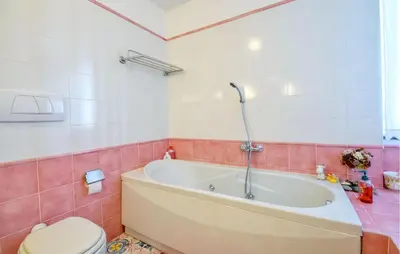 Bagno di 3 Bedroom Gorgeous Apartment In Zoagli