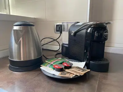 Set per la preparazione di tè e caffè presso Casa Fabrizio - Nice Suite con parcheggio su richiesta