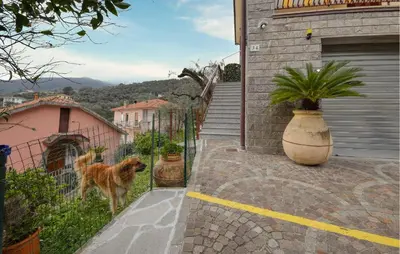Vista generica sulle montagne o vista sulle montagne dall'interno dell'appartamento