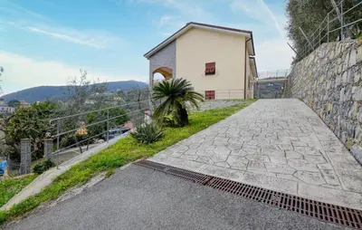 Vista generica sulle montagne o vista sulle montagne dall'interno dell'appartamento