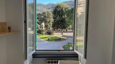 Vista generica sulle montagne o vista sulle montagne dall'interno dell'appartamento