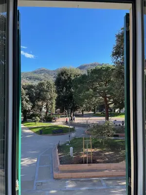 Vista generica sulle montagne o vista sulle montagne dall'interno dell'appartamento