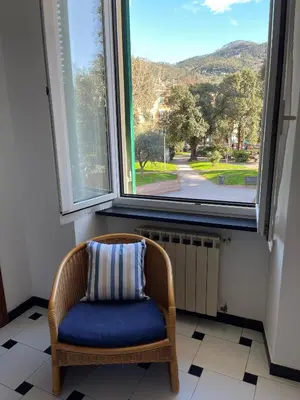 Vista generica sulle montagne o vista sulle montagne dall'interno dell'appartamento