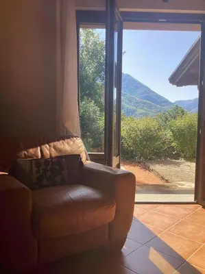 Vista generica sulle montagne o vista sulle montagne dall'interno della villa