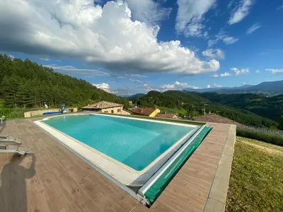 Vista generica sulle montagne o vista sulle montagne dall'interno della casa vacanze