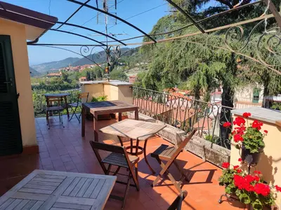 Balcone o terrazza di Camera tra le Cinque Terre, Camogli e Portofino. Vista valle e scorcio mare all'orizzonte