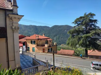 Vista generica sulle montagne o vista sulle montagne dall'interno del bed & breakfast