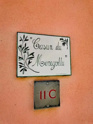 Certificato, attestato, insegna o altro documento esposto da Casun du Menegottu