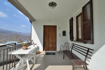 Vista generica sulle montagne o vista sulle montagne dall'interno dell'appartamento