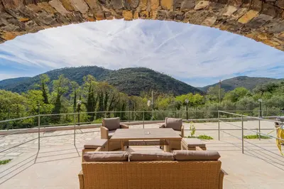 Vista generica sulle montagne o vista sulle montagne dall'interno dell'appartamento