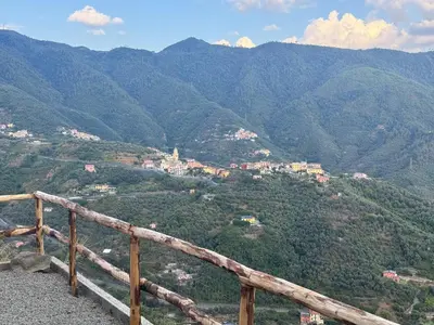 Vista generica sulle montagne o vista sulle montagne dall'interno della villa