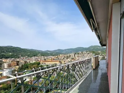 Vista generica sulle montagne o vista sulle montagne dall'interno dell'appartamento