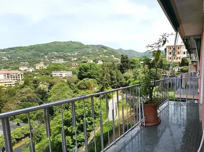 Vista generica sulle montagne o vista sulle montagne dall'interno dell'appartamento