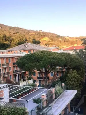 Vista generica sulle montagne o vista sulle montagne dall'interno dell'appartamento