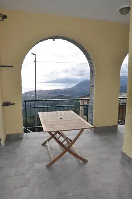 Vista generica sulle montagne o vista sulle montagne dall'interno dell'appartamento
