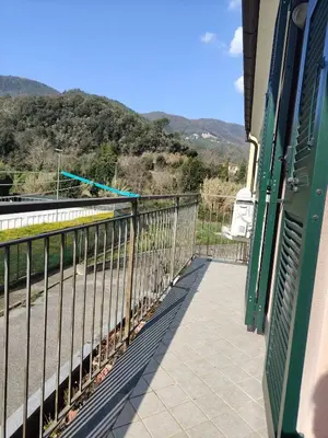 Vista generica sulle montagne o vista sulle montagne dall'interno dell'appartamento