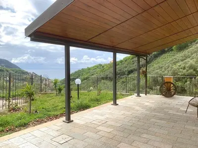 Vista generica sulle montagne o vista sulle montagne dall'interno della villa