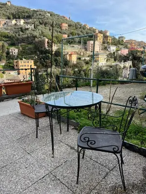 Vista generica sulle montagne o vista sulle montagne dall'interno dell'appartamento