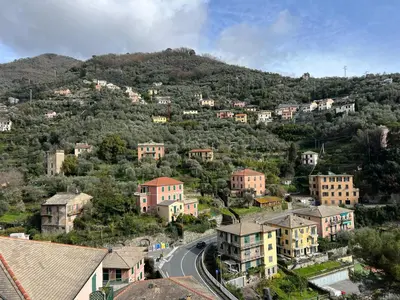 Vista generica sulle montagne o vista sulle montagne dall'interno dell'appartamento