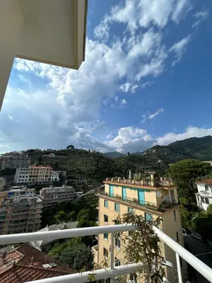 Vista generica sulle montagne o vista sulle montagne dall'interno dell'appartamento