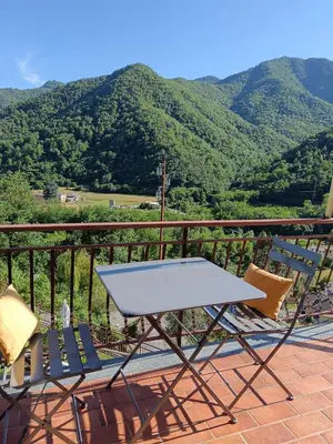 Vista generica sulle montagne o vista sulle montagne dall'interno dell'appartamento