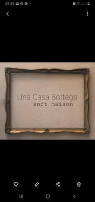 Certificato, attestato, insegna o altro documento esposto da Una Casa Bottega