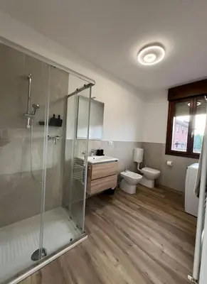 Bagno di Apartment Ferrari track