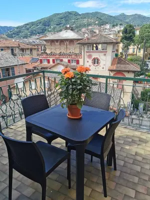 Vista generica sulle montagne o vista sulle montagne dall'interno dell'appartamento