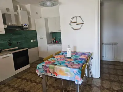 Cucina o angolo cottura di Casa Arcobaleno - giardino e parcheggio gratuito