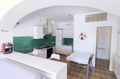 Cucina o angolo cottura di Casa Arcobaleno - giardino e parcheggio gratuito