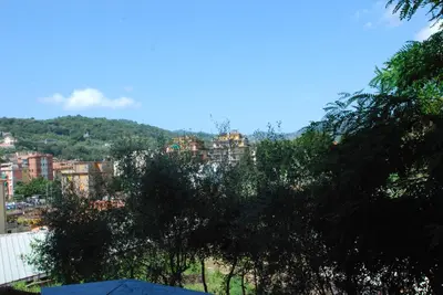 Vista generica sulle montagne o vista sulle montagne dall'interno dell'appartamento