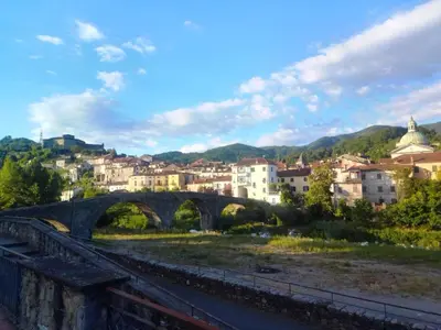 Vista generica sulle montagne o vista sulle montagne dall'interno dell'appartamento