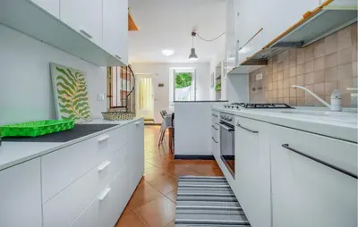 Cucina o angolo cottura di 2 Bedroom Lovely Home In Casarza Ligure