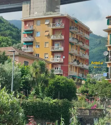 Vista generica sulle montagne o vista sulle montagne dall'interno dell'appartamento